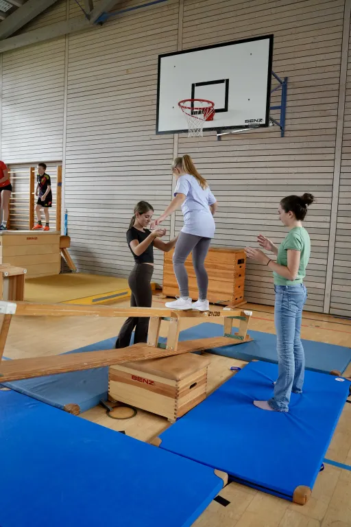 Ein Mädchen versucht das Gleichgewicht zu halten.