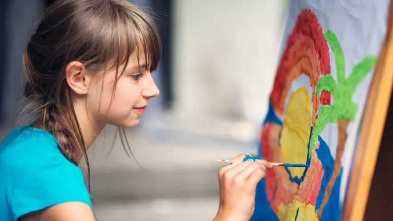 Mädchen malt auf Leinwand - Bildnachweis: Canva Education