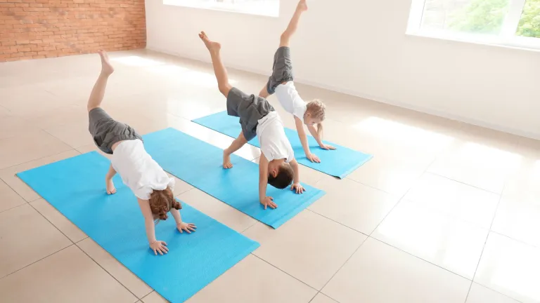 Kinder beim Yoga - Bildnachweis: Canva Education