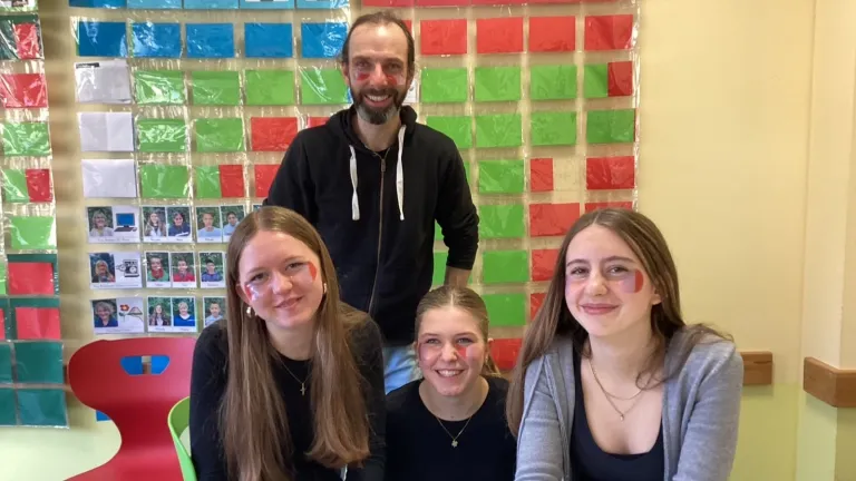 Herr Romer und drei Mädels beim Beauty-Tag