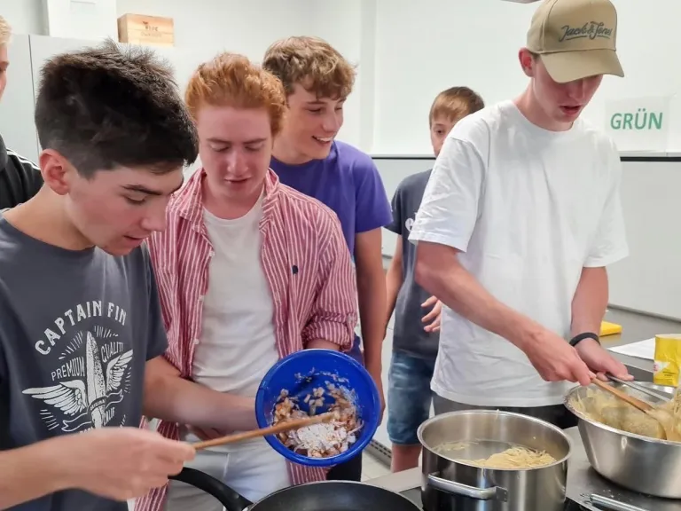 Sch�lergruppe beim Kochen