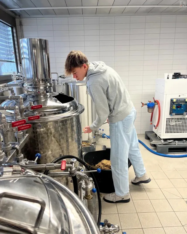 Interessierter Sch�ler im Labor