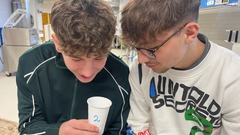 Zwei interessierte Schüler im Labor