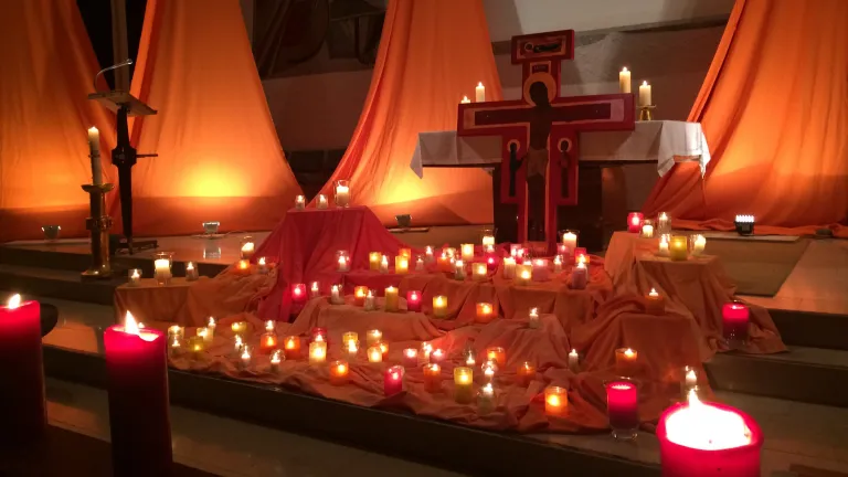 Ein Meer aus Kerzen vor dem Altar ldt zum Meditieren ein.