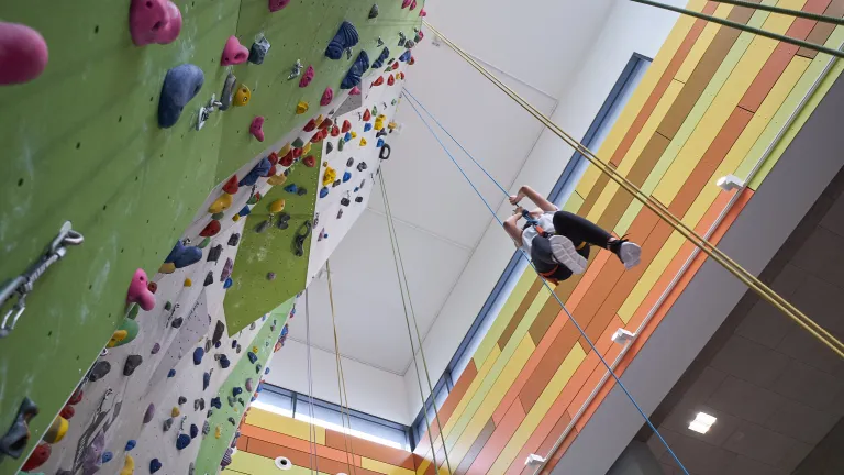 Schlerin wird beim Klettern abgelassen