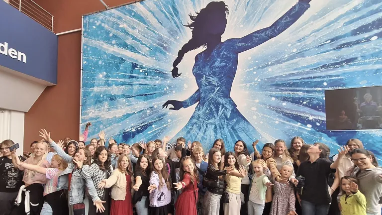 Gruppenbild vor dem Plakat der Eiskönigin