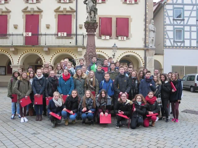 Sch�lergruppe vor Rathaus Sigmaringen