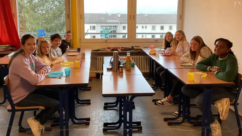 AchtklässlerInnen beim französischen Frühstück