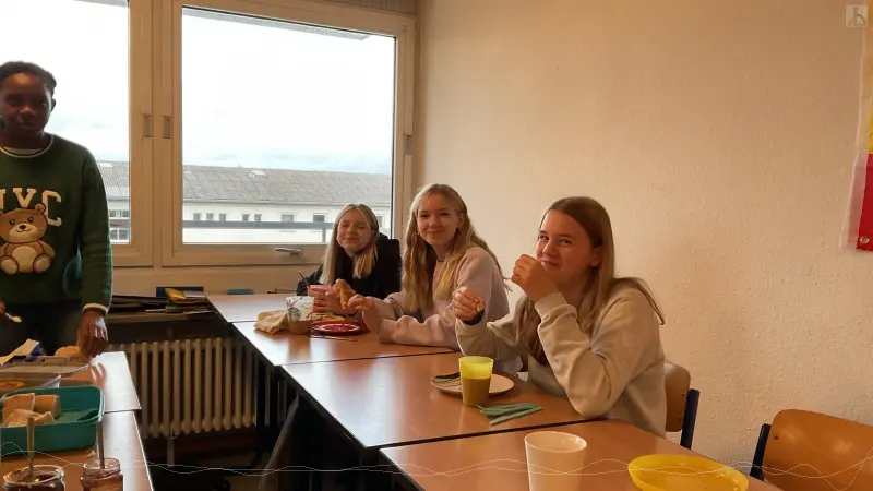 AchtklässlerInnen beim französischen Frühstück