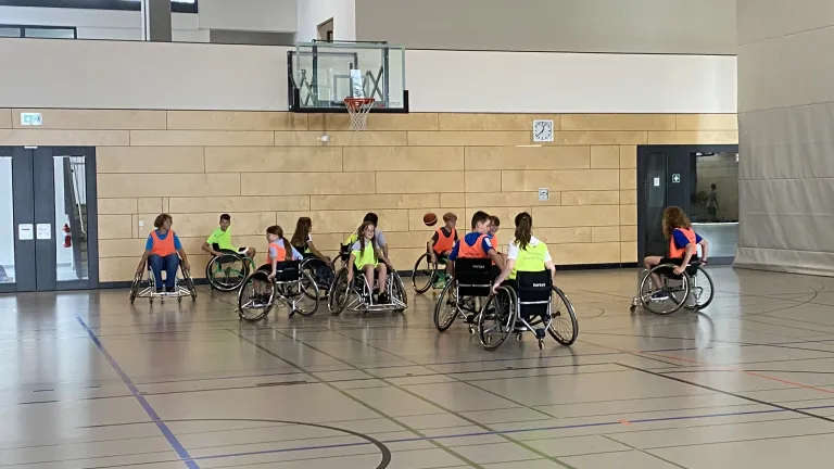 SchülerInnen spielen Rollstuhlbasketball