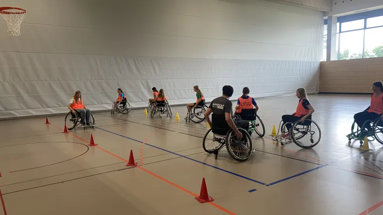 Sch�lerInnen fahren im Rollstuhl Slalom