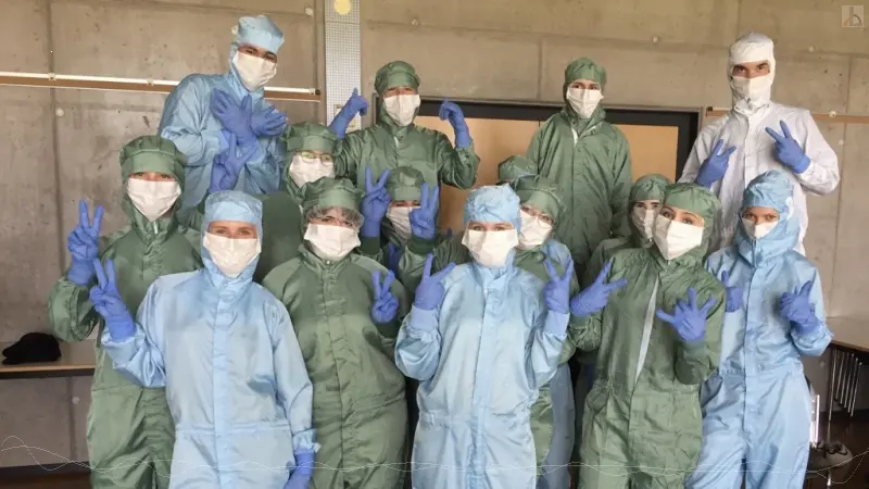 Biokurs in Schutzkleidung