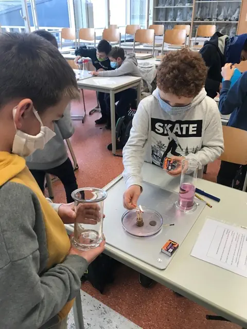 Zwei Jungs experimentieren mit Feuer