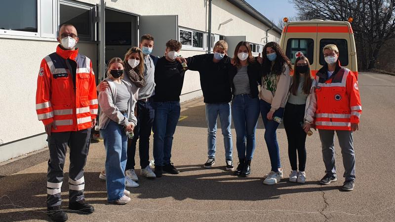 Gruppenbild der fleißigen Helfer mit den Fahrern vom DRK