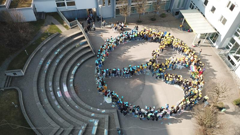 Schulgemeinschaft in Blau / Gelb