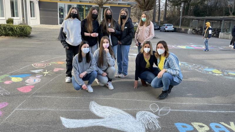Sch�lergruppe im Atrium zeichnet riesiges Peace-Zeichen 1