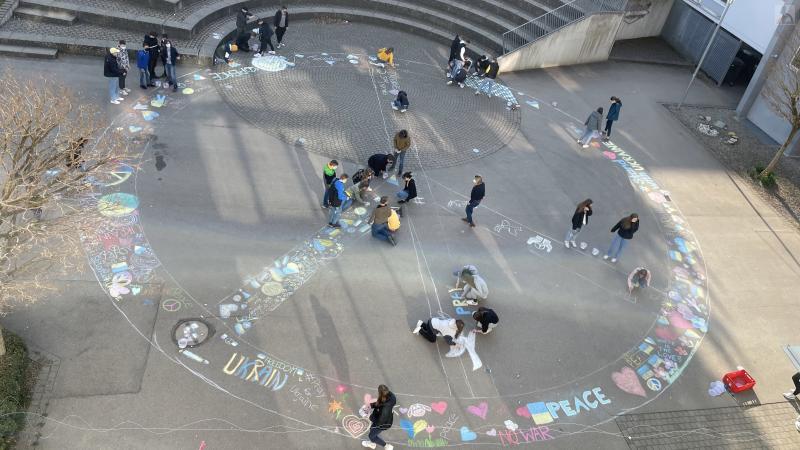 Peace-Zeichen im Atrium entsteht