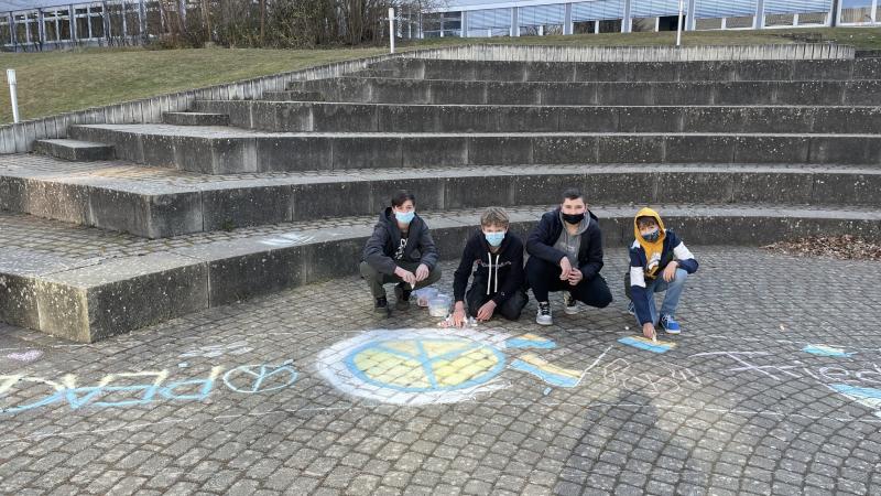 Sch�lergruppe im Atrium zeichnet riesiges Peace-Zeichen 2