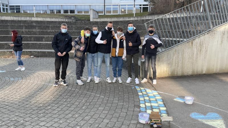 Jungsgruppe im Atrium