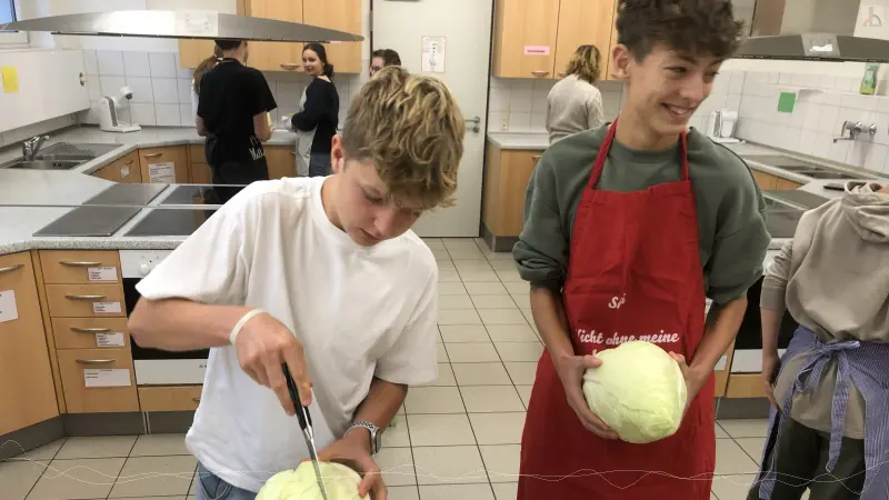 Zwei Jungs mit Kohlk�pfen