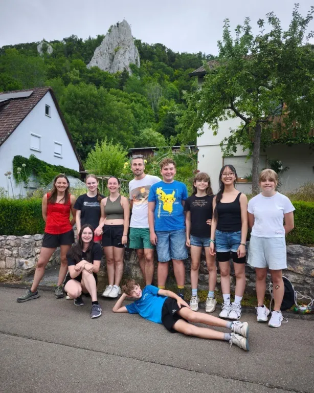 Die AG-Teilnehmer vor dem Fels