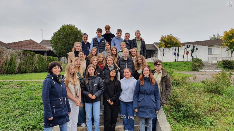 Sch�lergruppe auf dem Schulgel�nde in Frankreich