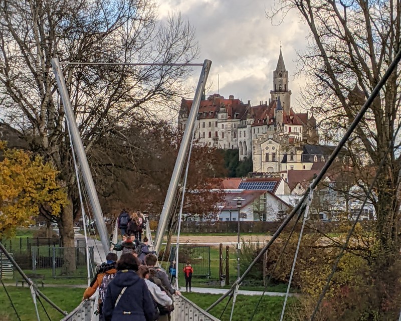 H�ngebr�cke vor Schlosskulisse in Sigmaringen