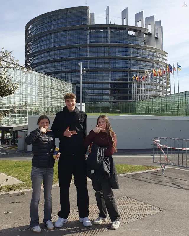 3 Sch�lerInnen vor dem Europaparlament