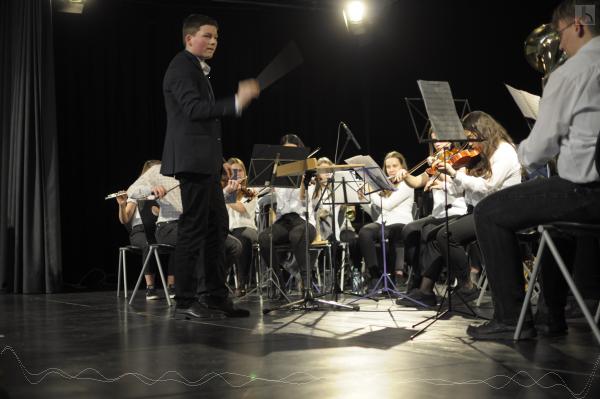 Ein Sch�ler dirigiert das Orchester
