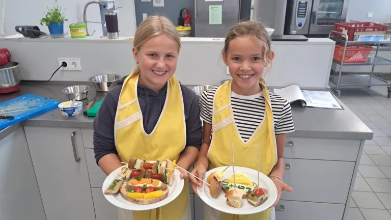 Zwei Mdchen prsentieren ihre Gerichte