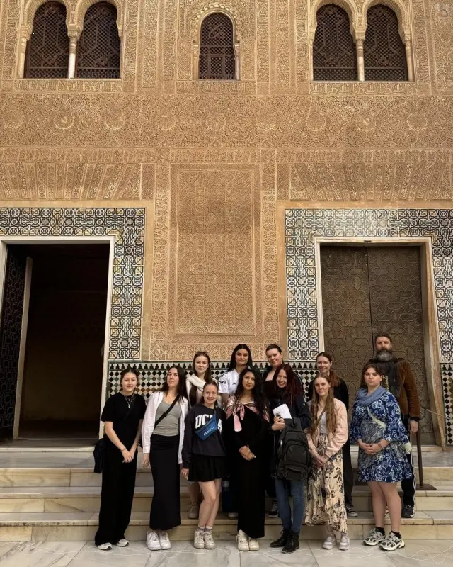 Gruppe vor der Alhambra