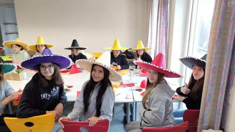 Schlerinnen mit Sombreros