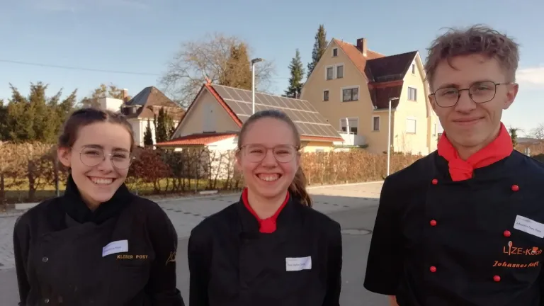 Lize-K�che vor ihrem Ausbildungsbetrieb