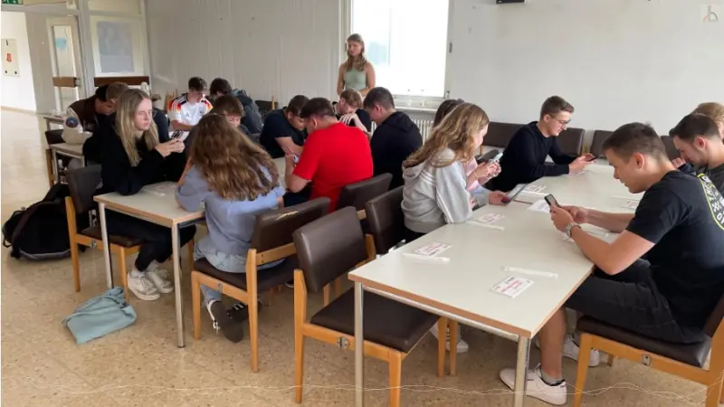 Sch�lerInnen entnehmen ihre Proben