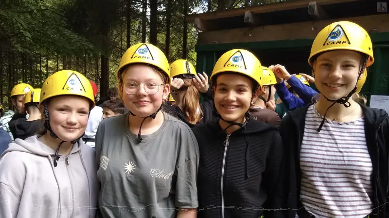 Vier M�dels ausger�stet mit Kletterhelmen