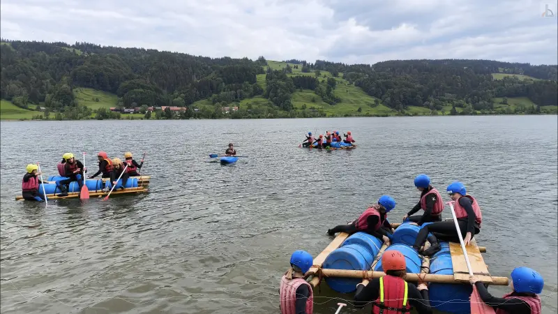Sch�ler in Fl��en auf einem See