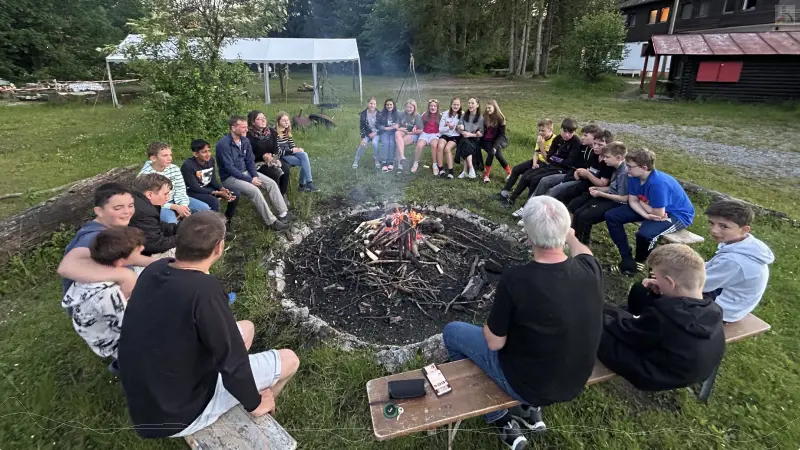 Schüler am Lagerfeuer