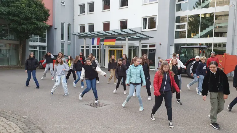 Schülergruppe tanzt sich warm