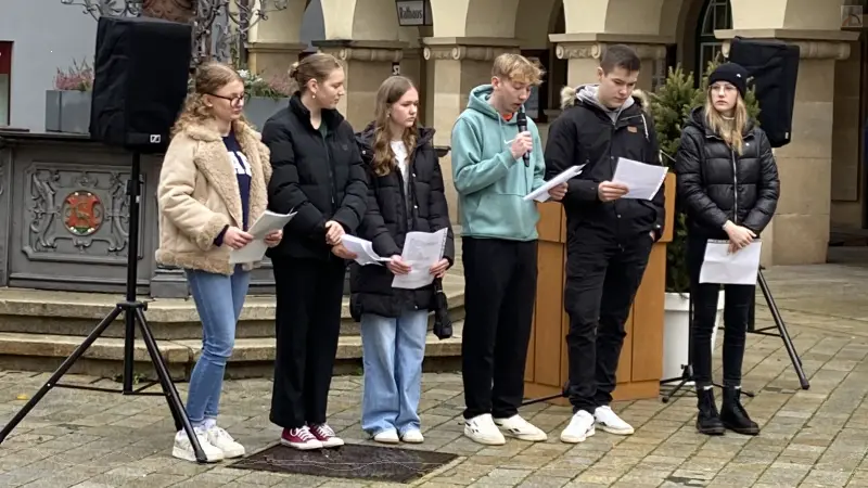 Schülerinnen lesen auf dem Rathausplatz vor