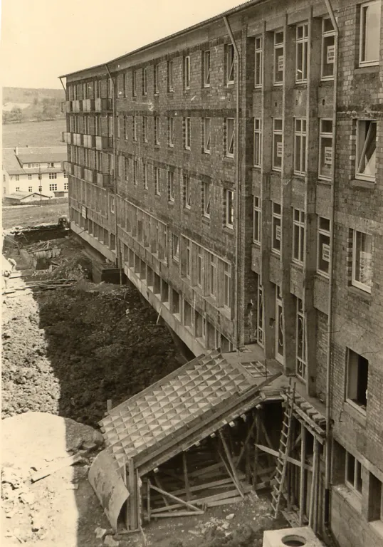 Schulbau - Blick auf die Treppe am A-Bau