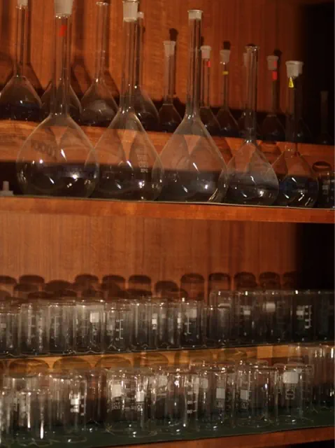 Regal mit verschiedenen Glasbeh�ltern