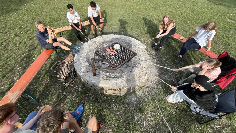 Gruppe beim Grillen