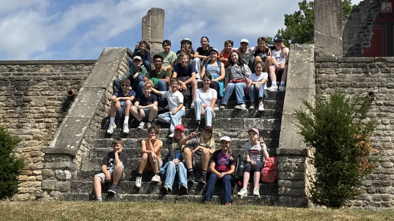 Gruppenbild auf römischer Mauer
