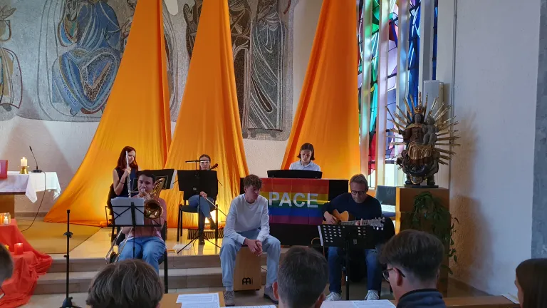Unsere Tau-Band begleitet die Taizé-Lieder
