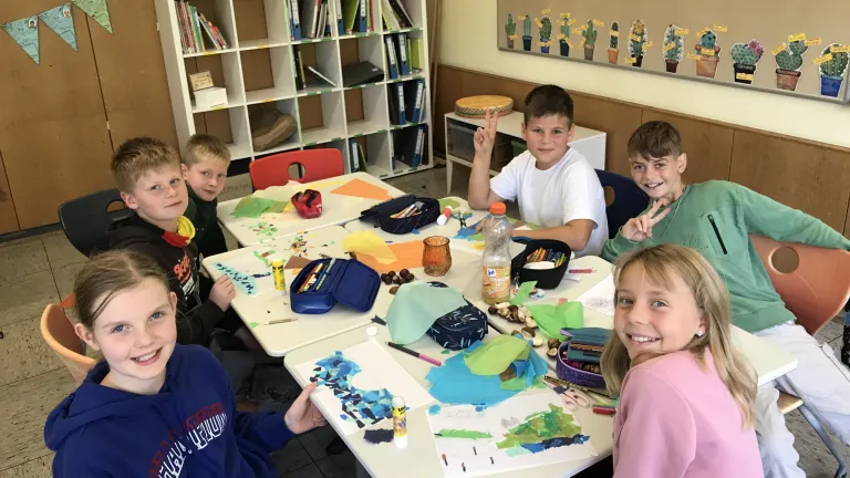 Bastelaktion im Klassenzimmer