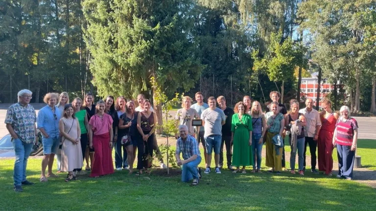 Abiturienten von 2005 mit ihren Lehrern