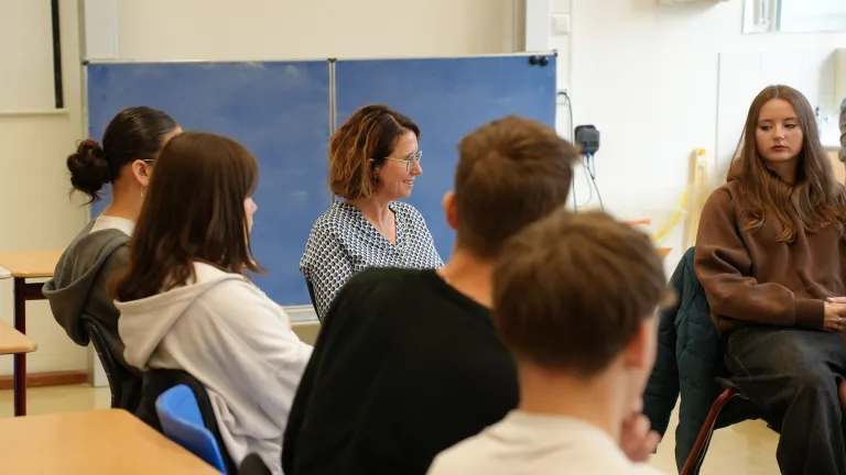 Die Kandidat*innen im Gespr�ch mit Sch�ler*innen