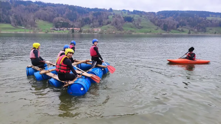 Beim Floßfahren