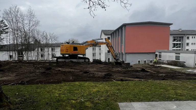 Erste Baggerarbeiten für das neue Gebäude