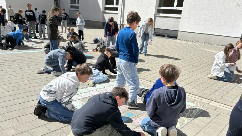 Schüler verzieren den Schulhof